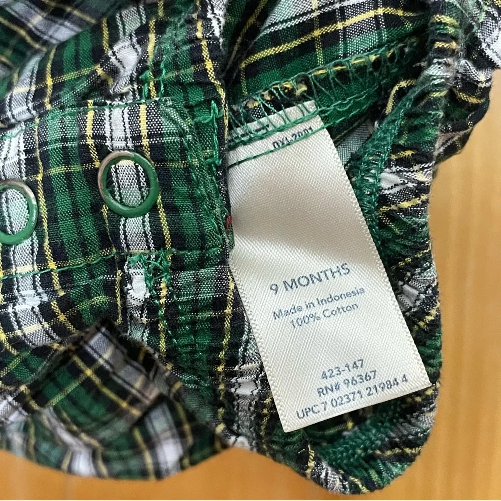🦋$5🦋 OshKosh 9m green and white plaid button-up collared one-piece